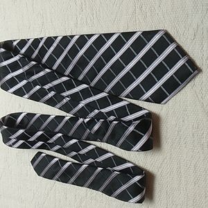 100% silk HSM Men's tie. Black & Purple Hart Schaffner Marx